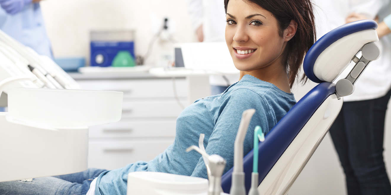 dentista con soddisfatto paziente sorridente a dentale specchio,  soddisfatto paziente nel dentale clinica guardare a specchio, femmina  paziente controllo denti dopo curare denti nel dentale clinica. 27613731  Stock Photo su Vecteezy